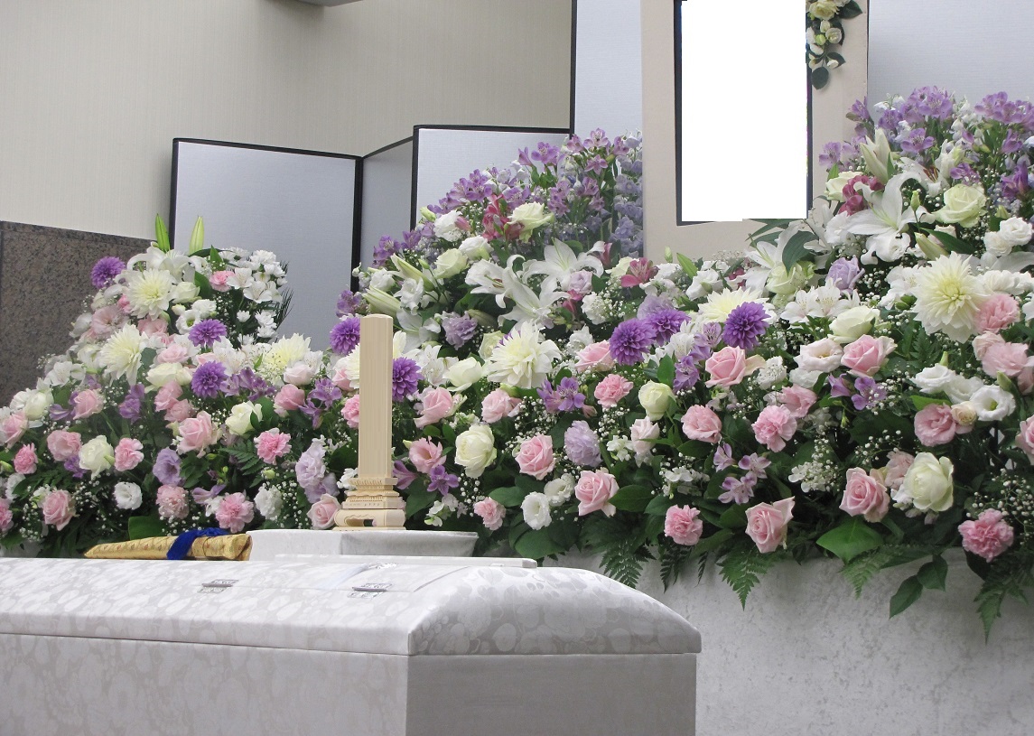 色とりどりのお花を飾るお葬式